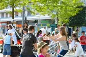 La fête de quartier se tient tous les ans place de l’Esplanade. Droits réservés ARES-OF